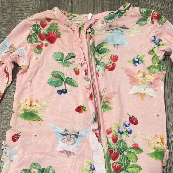 Posh Peanut Annabelle Ruffled Footie - Picture 5 of 6